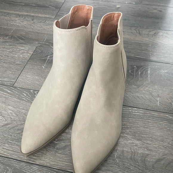 Women’s pointy toe booties - Picture 2 of 5